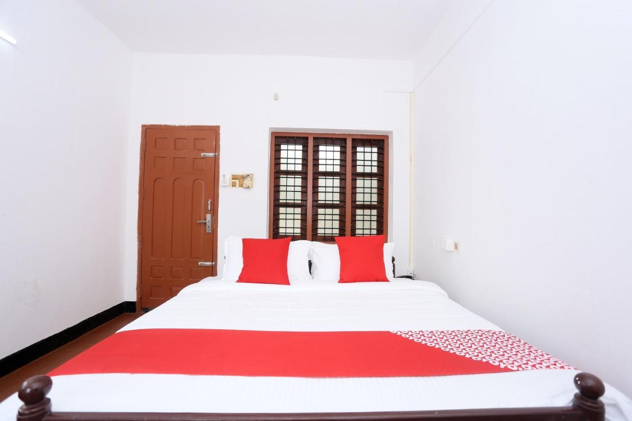 Oyo Flagship Kaveri Tourist Home Guruvayur Luaran gambar