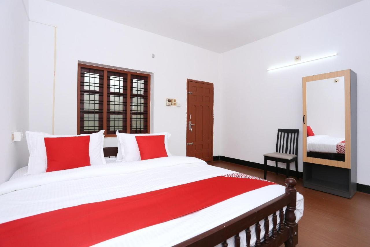 Oyo Flagship Kaveri Tourist Home Guruvayur Luaran gambar