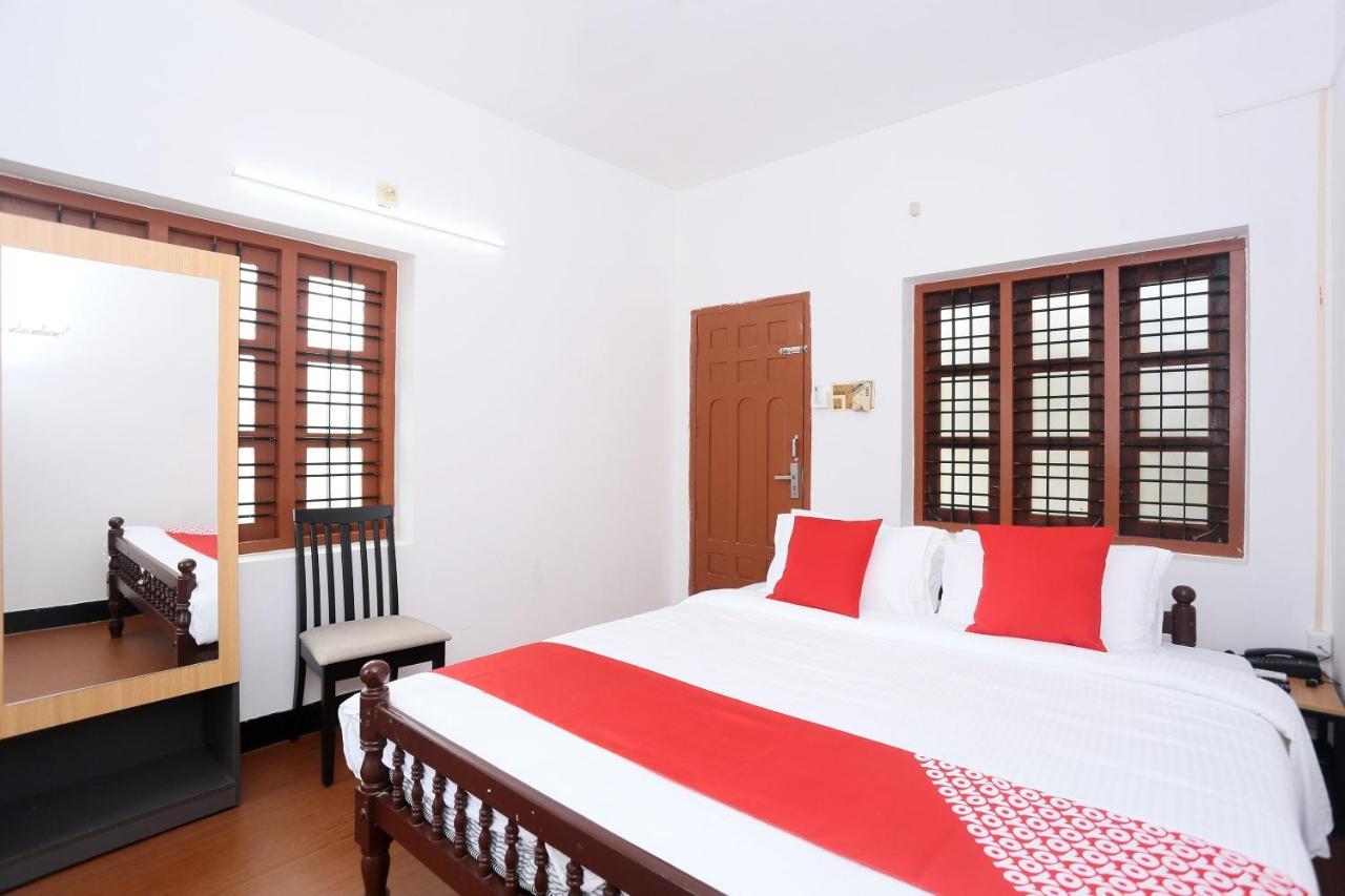 Oyo Flagship Kaveri Tourist Home Guruvayur Luaran gambar