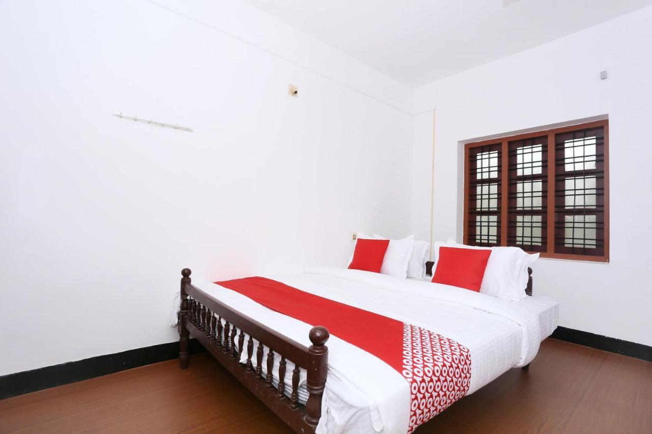 Oyo Flagship Kaveri Tourist Home Guruvayur Luaran gambar