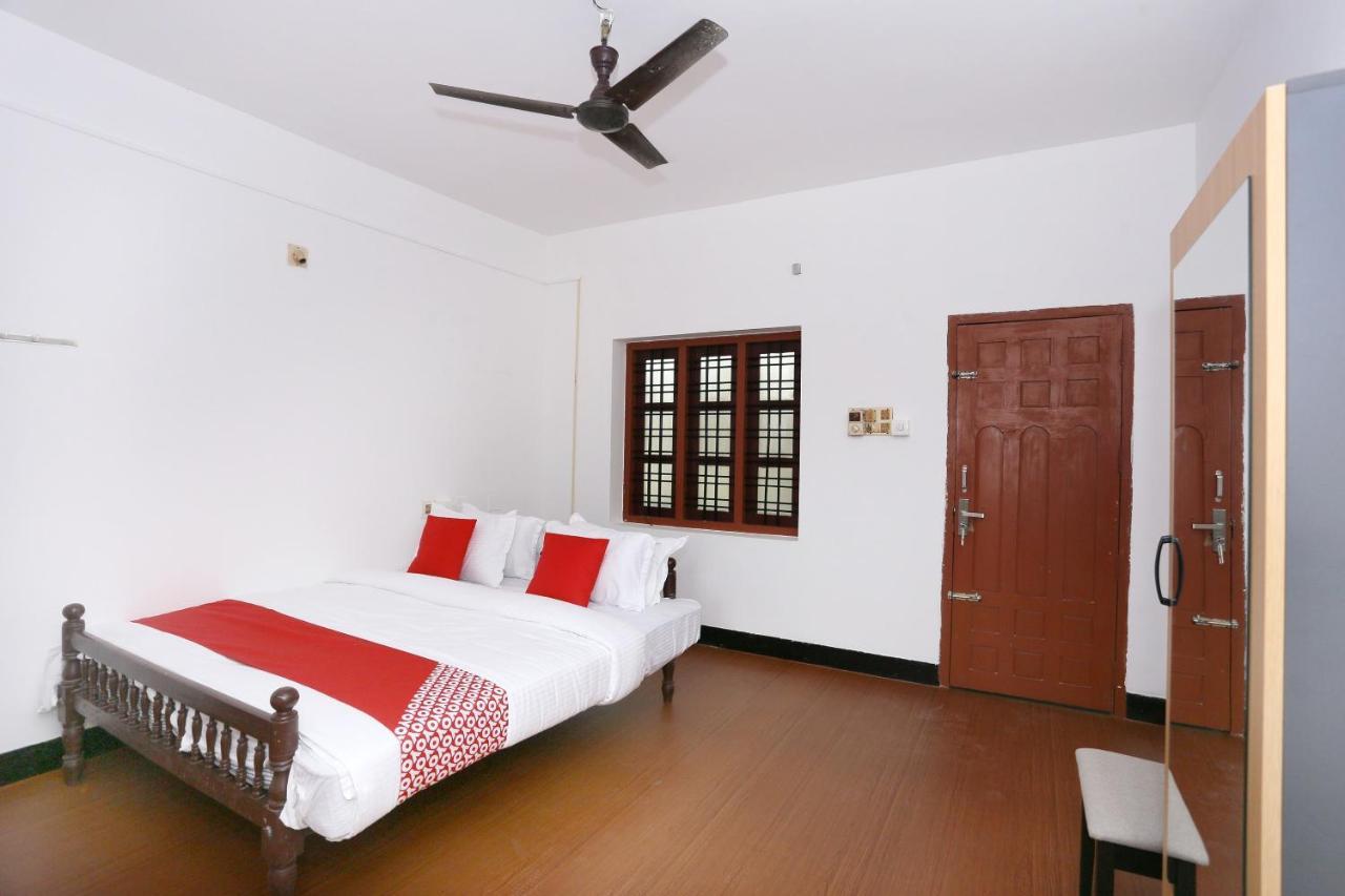 Oyo Flagship Kaveri Tourist Home Guruvayur Luaran gambar
