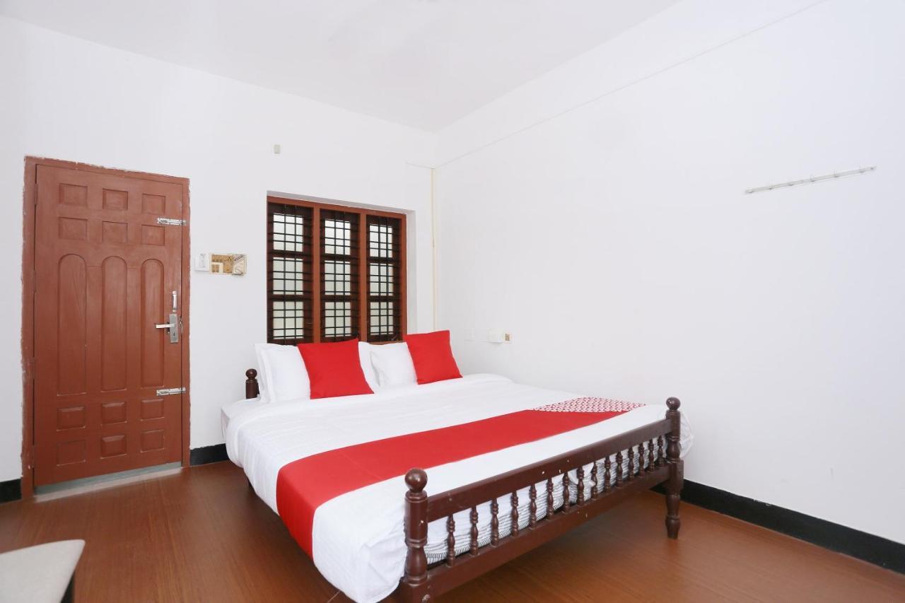 Oyo Flagship Kaveri Tourist Home Guruvayur Luaran gambar