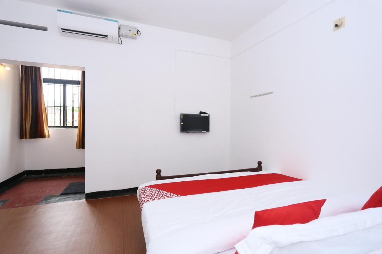 Oyo Flagship Kaveri Tourist Home Guruvayur Luaran gambar