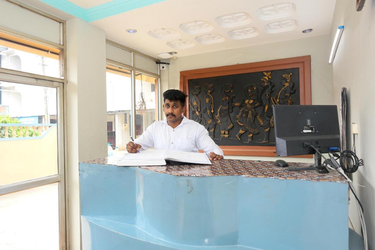 Oyo Flagship Kaveri Tourist Home Guruvayur Luaran gambar
