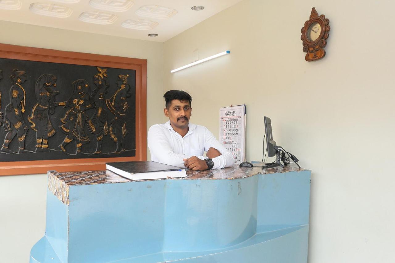 Oyo Flagship Kaveri Tourist Home Guruvayur Luaran gambar